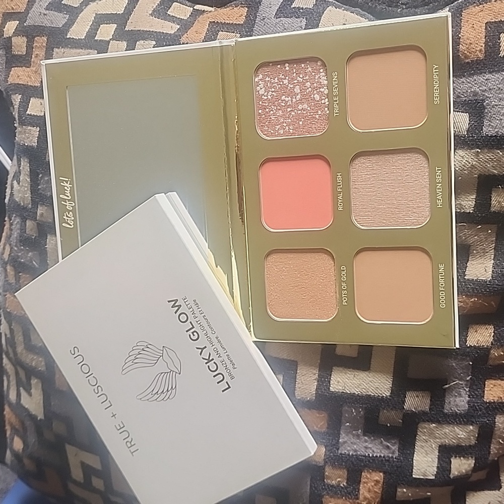 TRUE+LUSCIOUS lucky glow